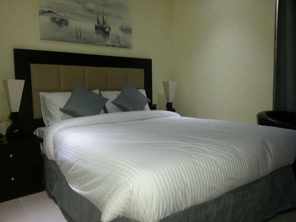 Royal Falcon Hotel Dubai Exteriör bild