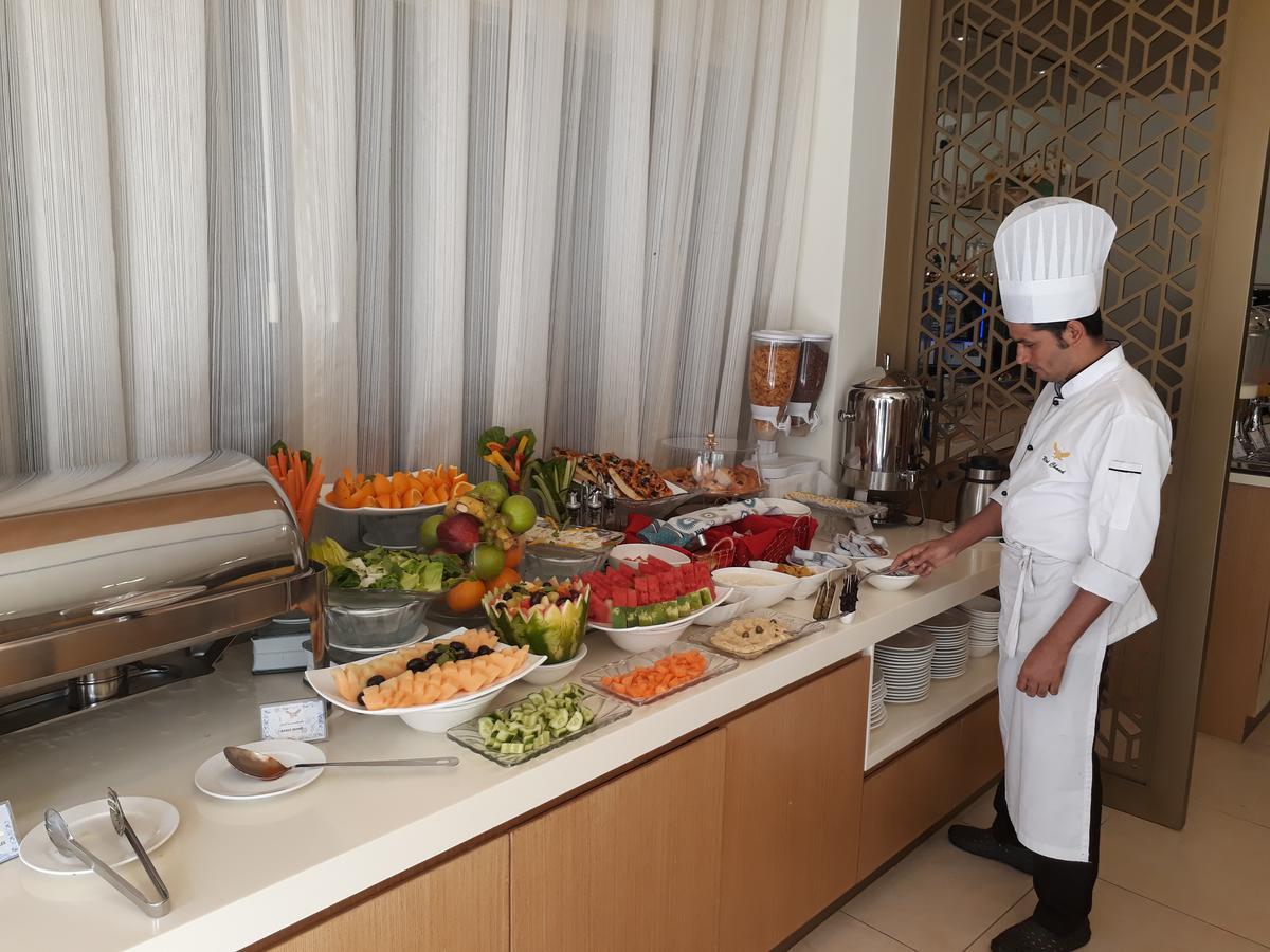 Royal Falcon Hotel Dubai Exteriör bild